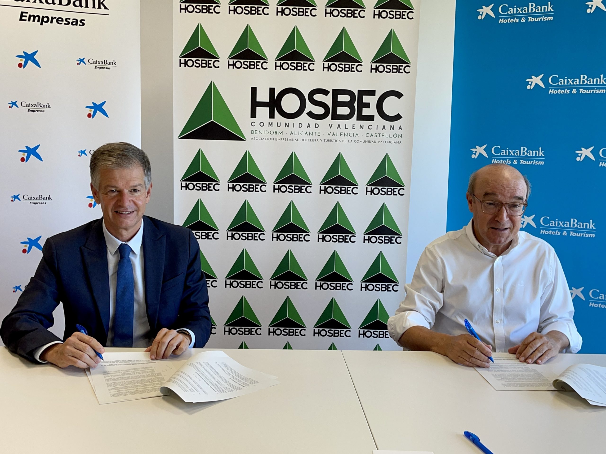 CaixaBank y Hosbec renuevan su acuerdo para seguir impulsando el sector turístico