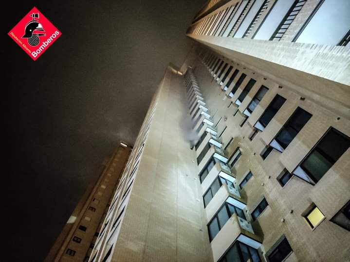 Un incendio obliga a evacuar a 50 personas en un rascacielos de Benidorm