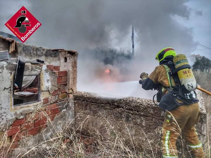 Los Bomberos sofocan un incendio en un solar abandonado de La Vila