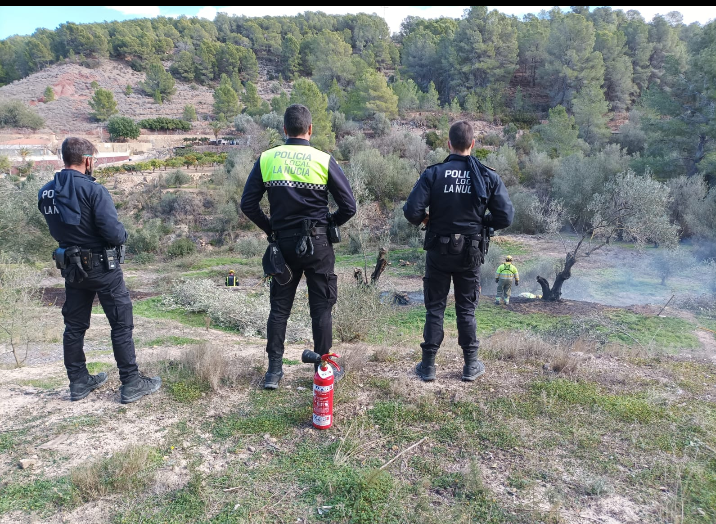 Los Bomberos extinguen un incendio en el Barranc de López de La Nucía