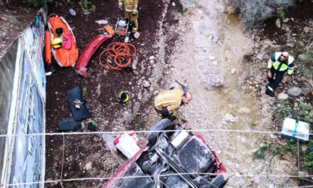 Rescatada en estado grave tras caer su coche al cauce de un río en Benidorm