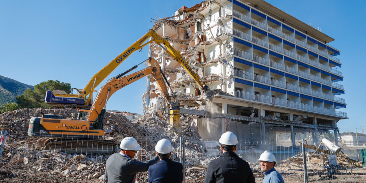 En marcha la obras de demolición de la antigua residencia del BBVA en l’Albir