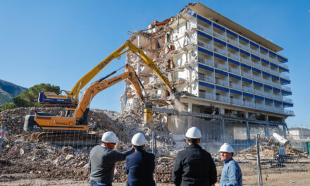 En marcha la obras de demolición de la antigua residencia del BBVA en l’Albir