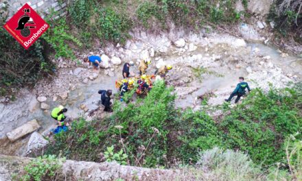 Rescatado tras caer desde más de 10 metros de altura al cauce de un río
