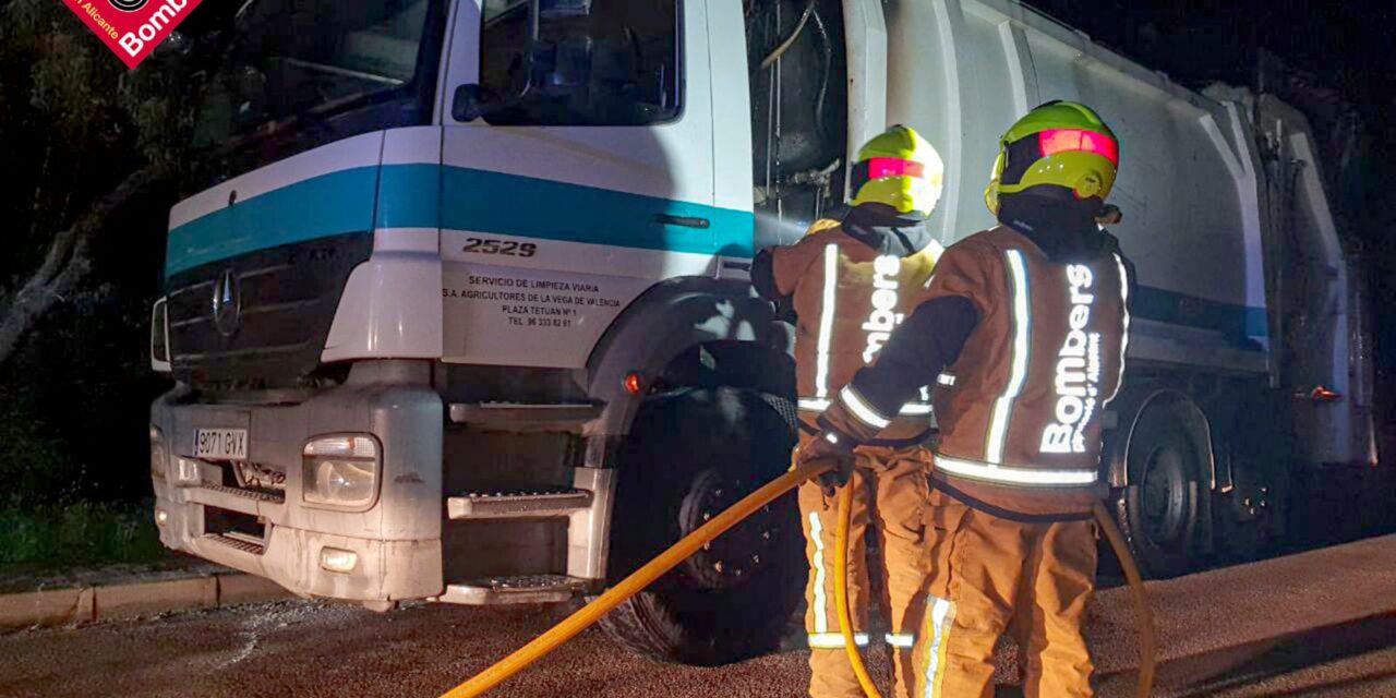 Sofocan un incendio en un camión de recogida de residuos en l’Alfàs