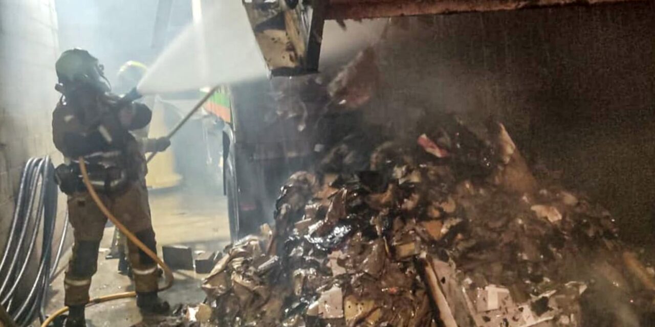Se incendia un camión de La Pública cargado de cartón en Altea
