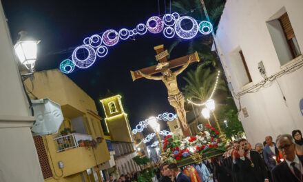 La procesión del Cristo del Buen Acierto pone el broche final a las Fiestas Mayores de l’Alfás