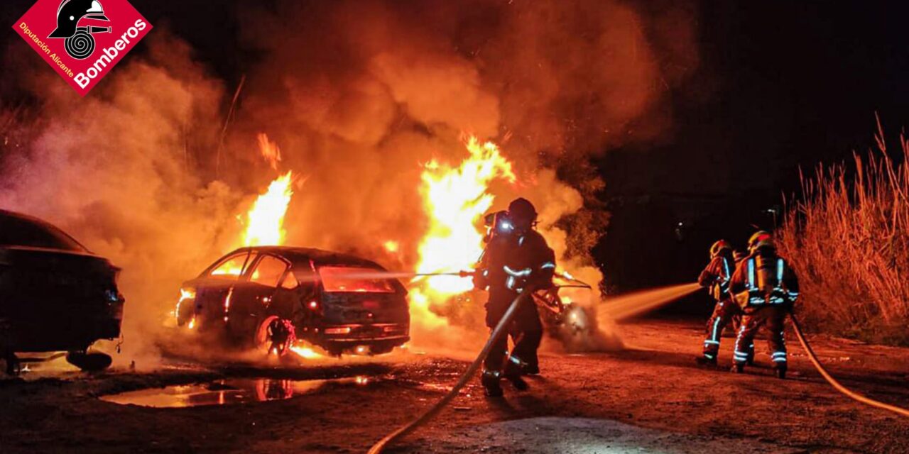 Un virulento incendio al calcina tres vehículos