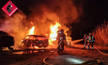 Un virulento incendio al calcina tres vehículos
