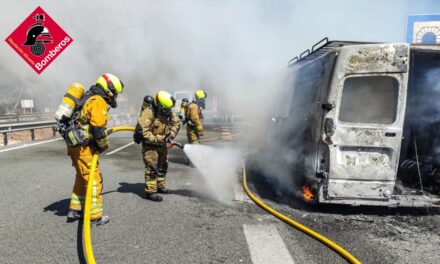 Se incendia un furgón industrial a escasos metros del Túnel del Mascarat