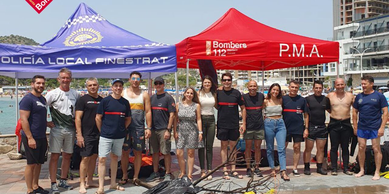 Bomberos y Policías Locales, colaboran en la limpieza de los fondos marinos de la Cala de Finestrat