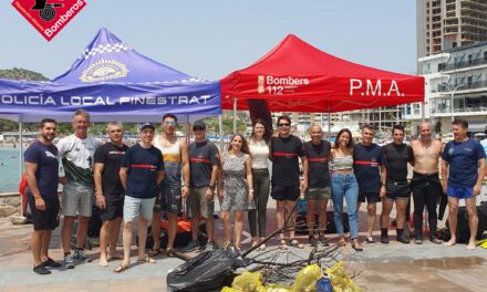Bomberos y Policías Locales, colaboran en la limpieza de los fondos marinos de la Cala de Finestrat