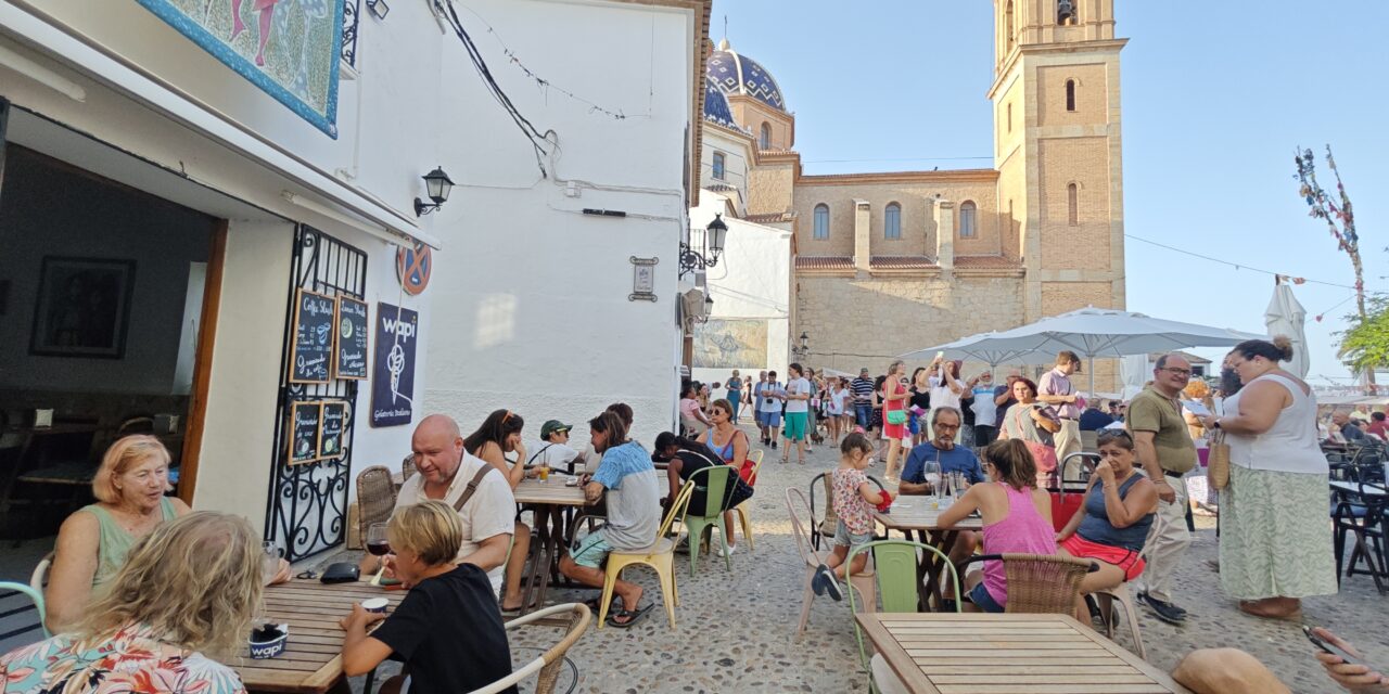 Balconades d’Altea 2023 vuelve a llenar de arte las calles del casco antiguo