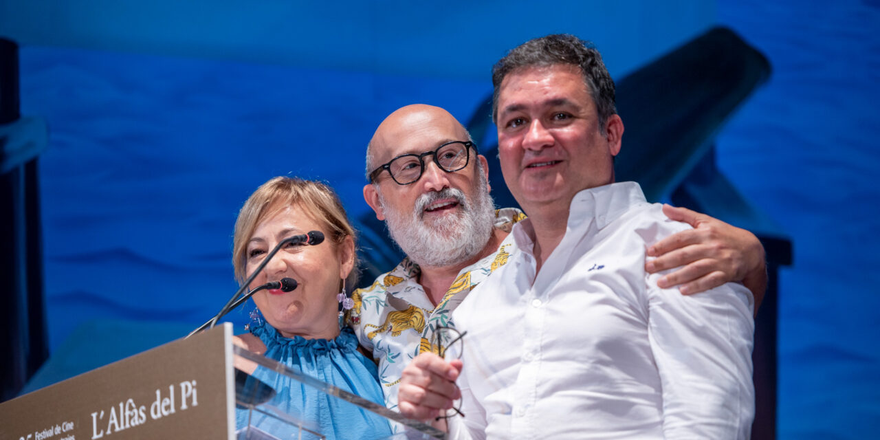Secun de la Rosa recibe su título de embajador honorífico del Festival de manos de Carmen Machi y Javier Cámara