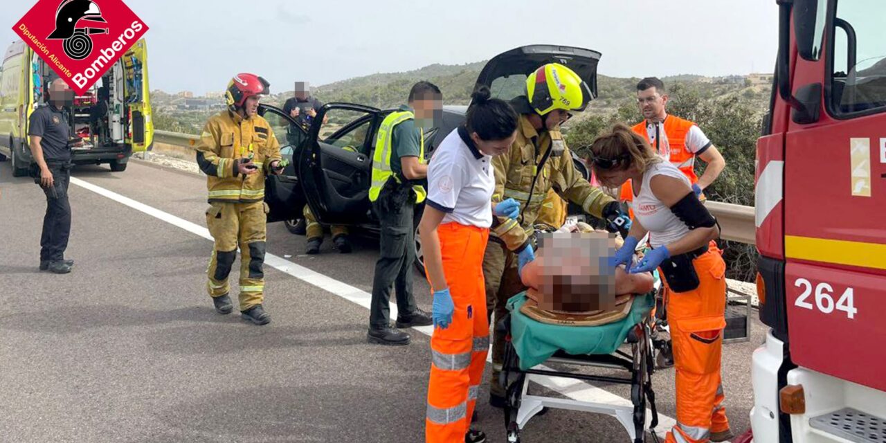 Una mujer queda atrapada tras un accidente de tráfico en la Ap-7 a su paso por La Vila