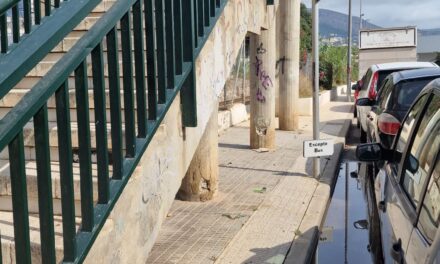 El PP de Altea alerta «del peligro estructural de la pasarela peatonal sobre el ferrocarril» frente al instituto