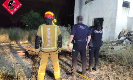 Los bomberos extinguen un incendio en una industria en ruinas en La Vila