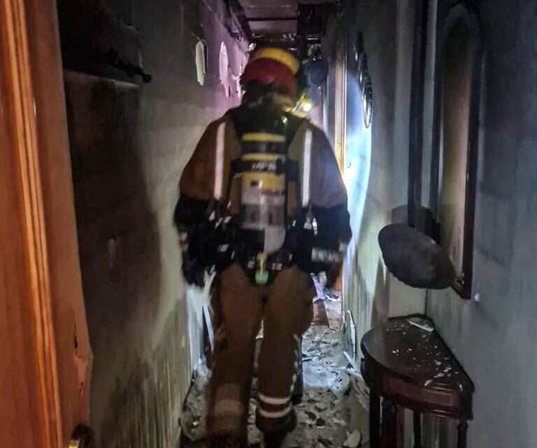Rescatan a un hombre en estado grave por inhalación de humos en un incendio en l’Alfás