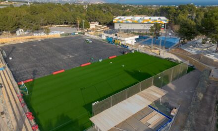 En marcha las obras de renovación del campo de césped artificial del polideportivo de l’Alfàs
