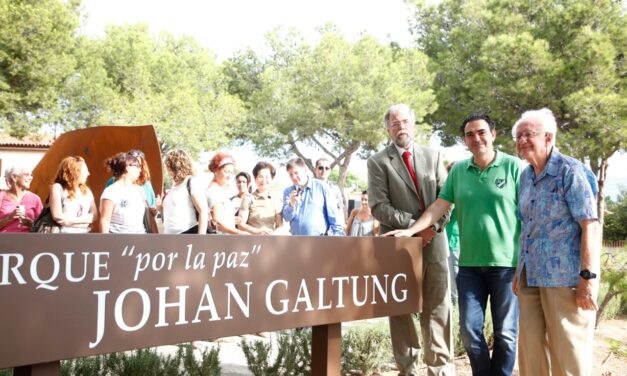 L’Alfàs lamenta el fallecimiento de Johan Galtung, «uno de sus mejores embajadores en el mundo”