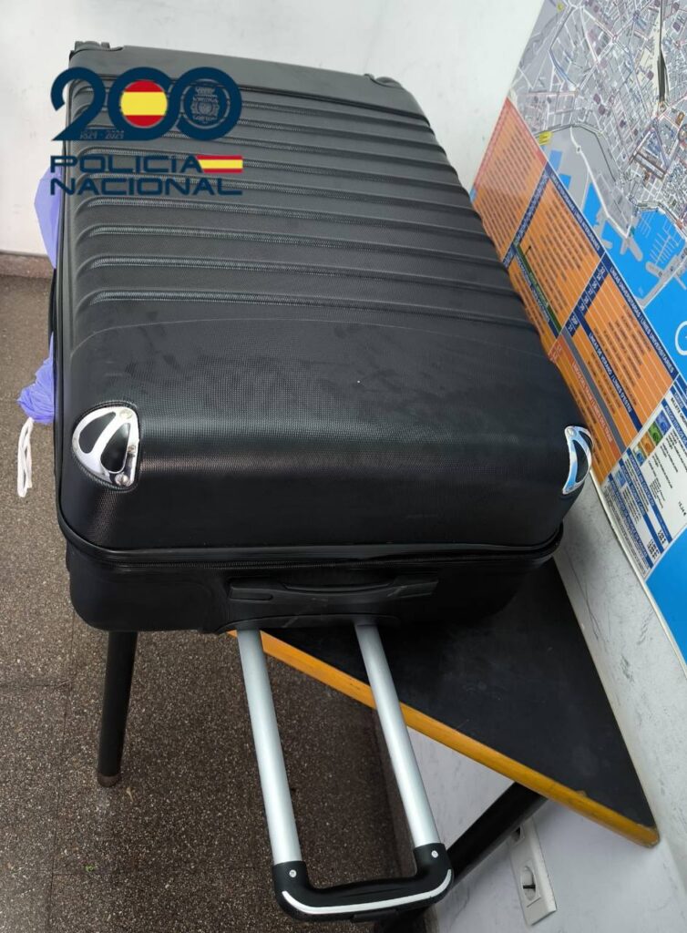 Detenidos dos personas por tráfico de drogas. 2