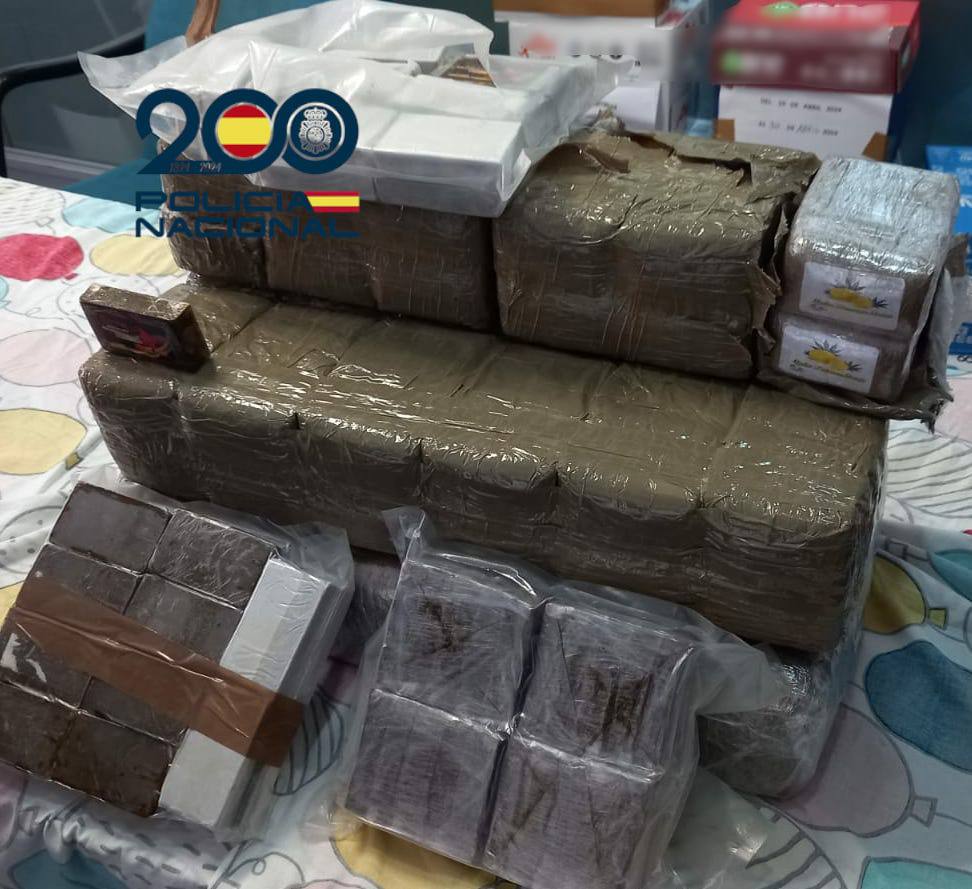 Detenidos dos personas por tráfico de drogas. 1