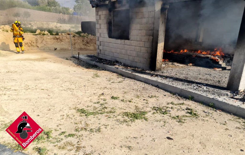 Un incendio arrasa una vivienda en construcción en La Vila 2