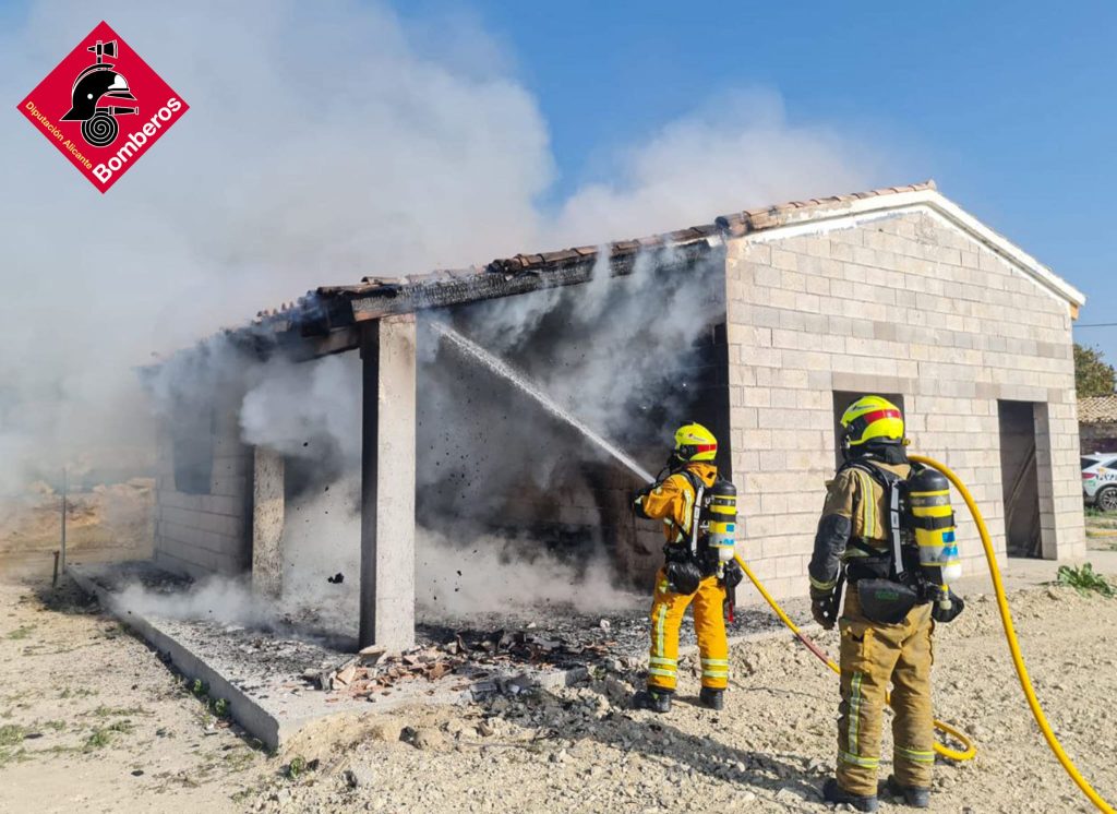 Un incendio arrasa una vivienda en construcción en La Vila 0