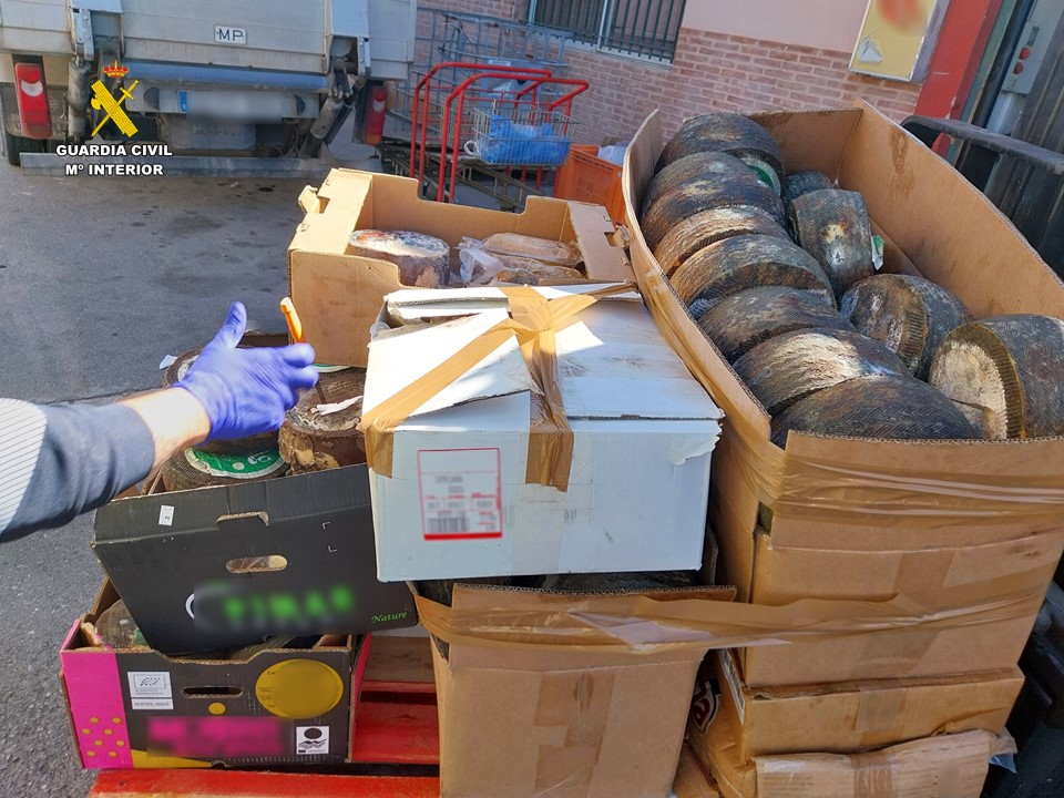 La Guardia Civil interviene 40.000 kilos de alimentos en mal estado en San Vicente del Raspeig y San Isidro 2