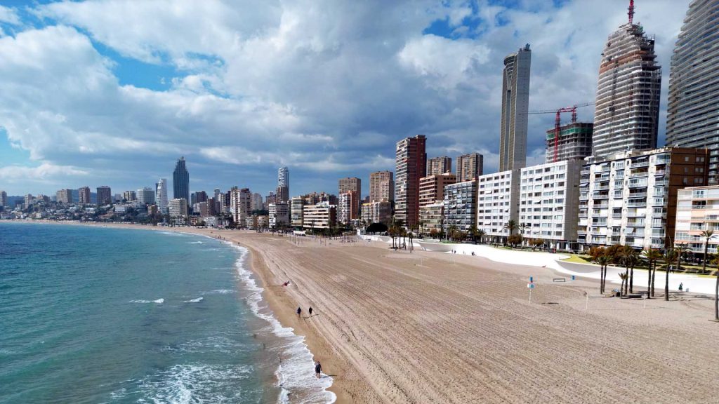 Benidorm acomete una limpieza intensiva de sus playas para prepararlas de cara a las primeras citas turísticas del año 1