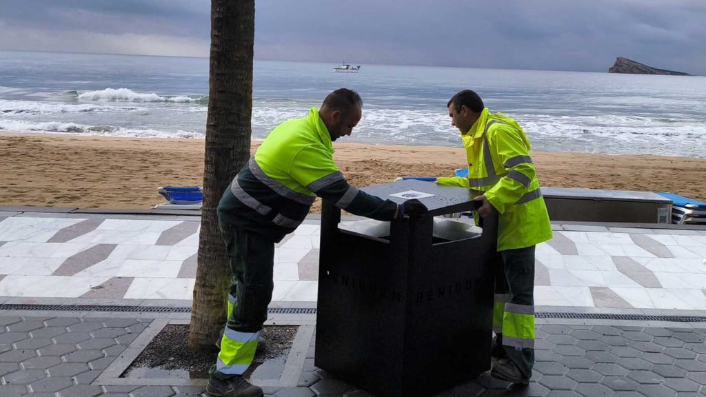 Benidorm renueva las papeleras del Paseo de Levante