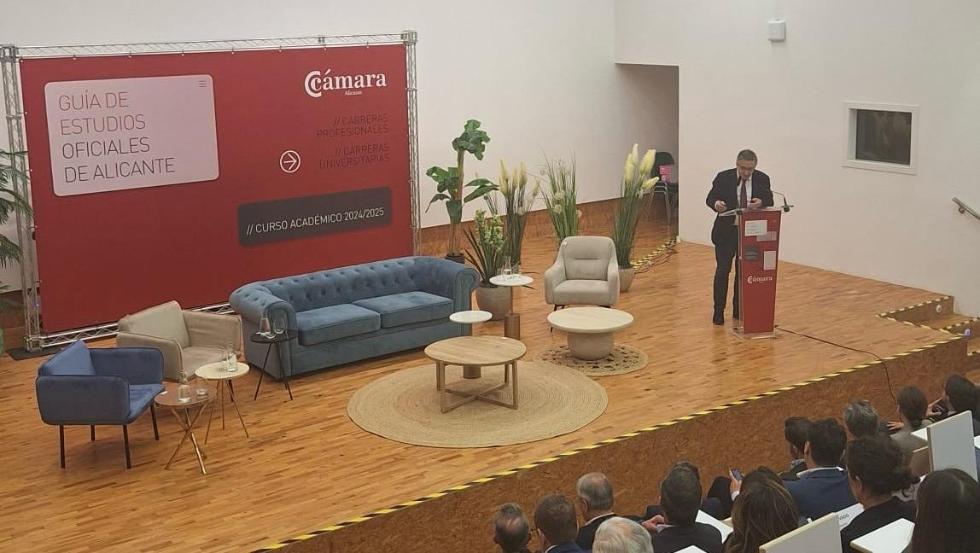 El documento de la Cámara de Comercio de Alicante recoge la oferta formativa para el curso 2025-2026 en la provincia en carreras profesionales y carreras universitarias