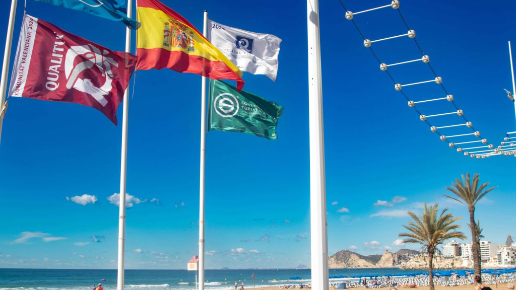 Benidorm refuerza a partir del 1 de junio la limpieza, socorrismo y seguridad en las playas por el inicio de la temporada alta 0