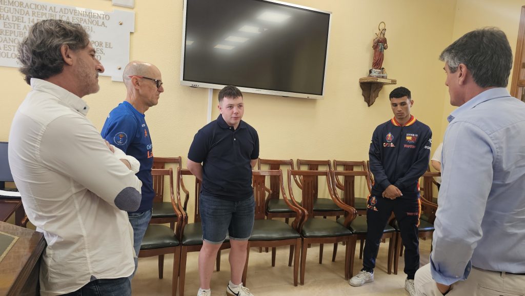 Los deportistas Francesc Llorca, Antonio Amorós y Bahaa Talhaoui son felicitados por el alcalde de Villajoyosa 0