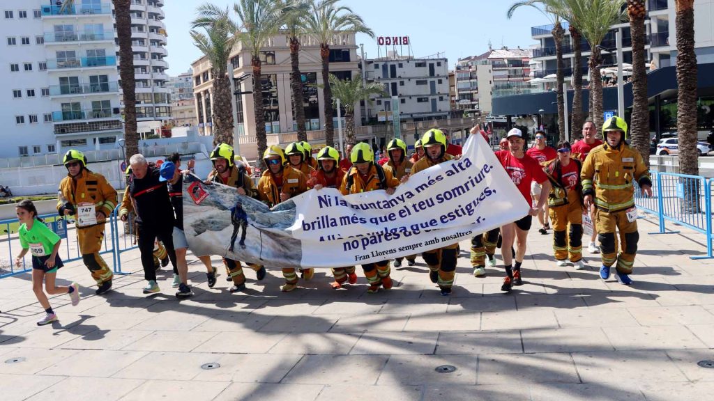 Cerca de 1.200 personas apoyan la primera carrera popular solidaria por la ELA de los Bomberos de Benidorm 0