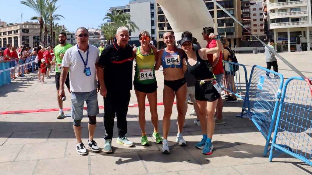 Cerca de 1.200 personas apoyan la primera carrera popular solidaria por la ELA de los Bomberos de Benidorm 1
