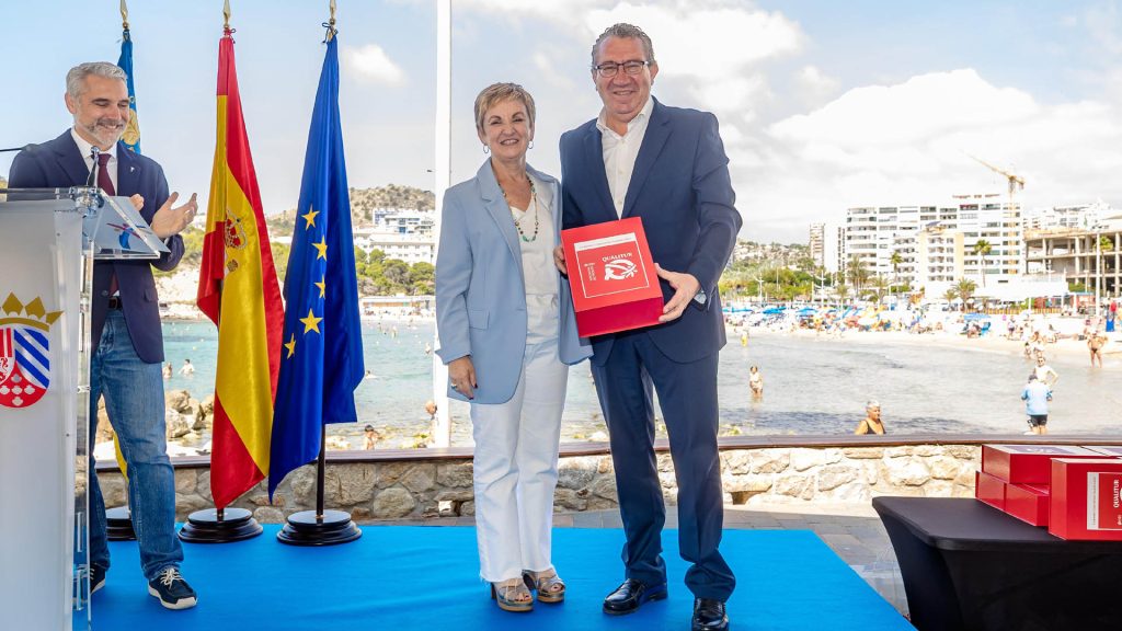 26 playas de la Marina Baixa reciben la bandera Qualitur 4