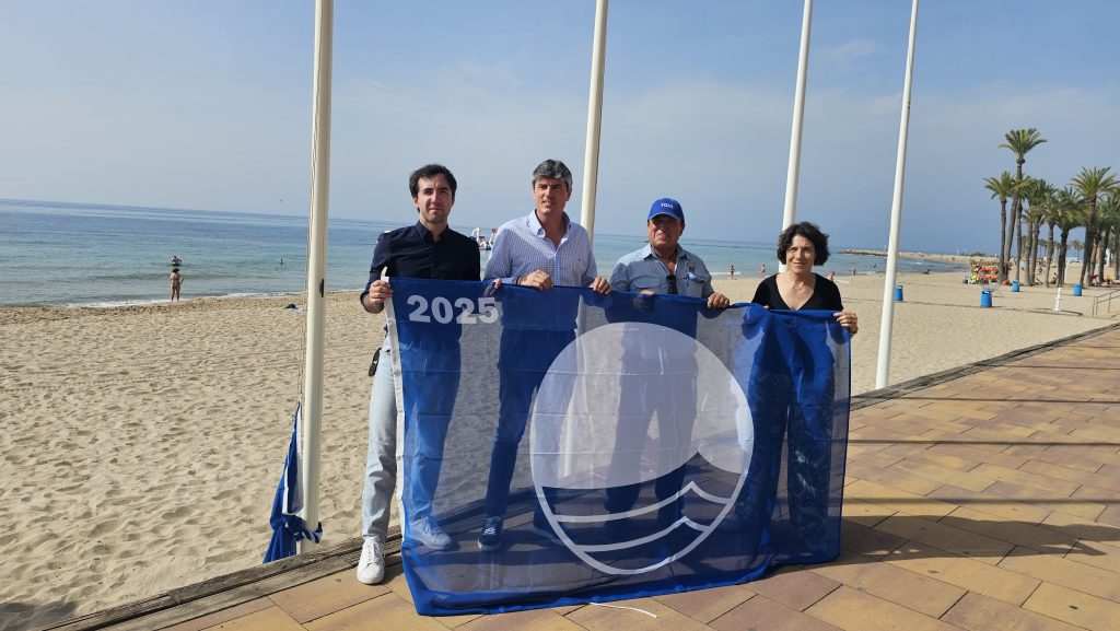 Empieza la temporada estival con el izado de las banderas que reconocen la excelencia de las playas 0