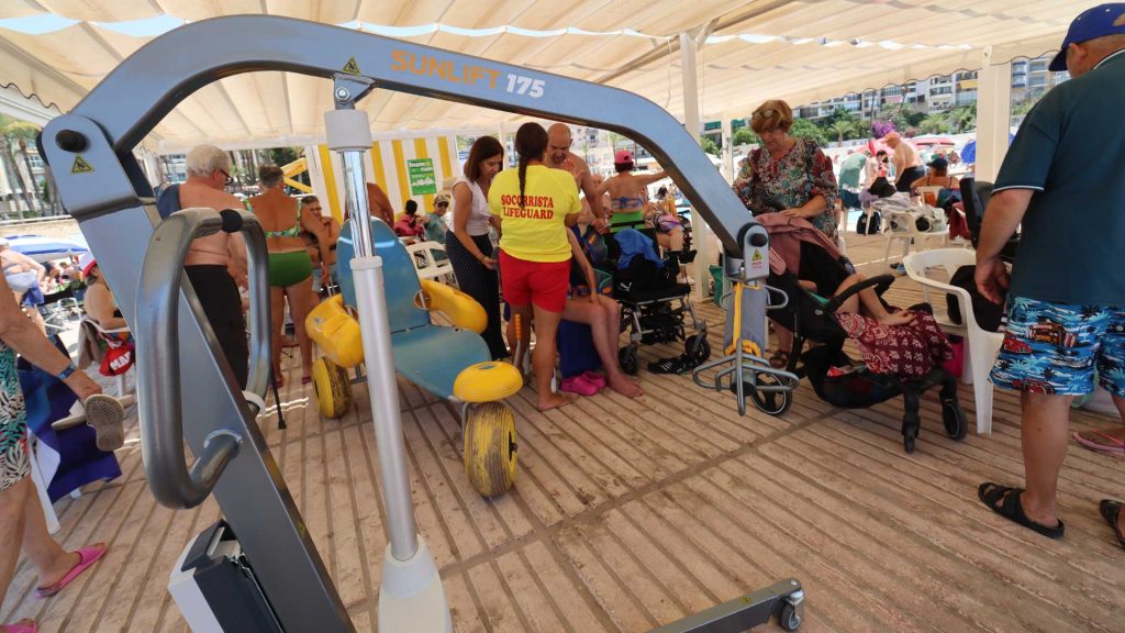 Benidorm incorpora dos grúas en las Playas Accesibles de Poniente y La Cala para facilitar el baño a personas con movilidad reducida 0