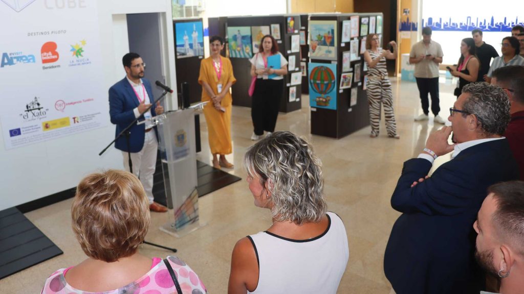 Benidorm acoge el primer espacio inteligente que mide la afluencia de turistas en tiempo real y muestra su oferta con un robot de IA 0