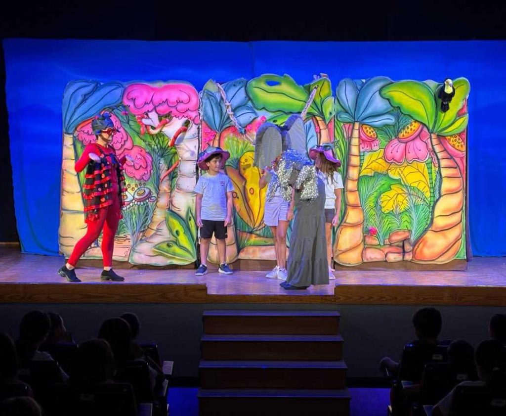 900 escolares disfrutaron de teatro en inglés en El Sindicat 0