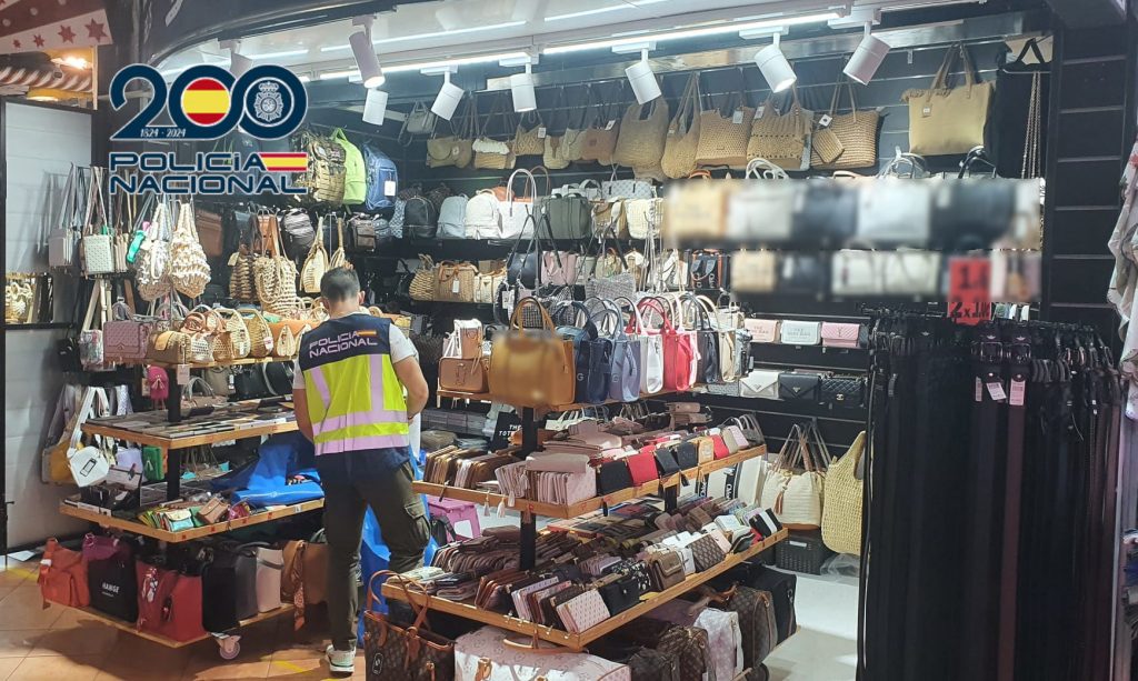 La Policía Nacional interviene más de mil productos falsificados en Benidorm 0