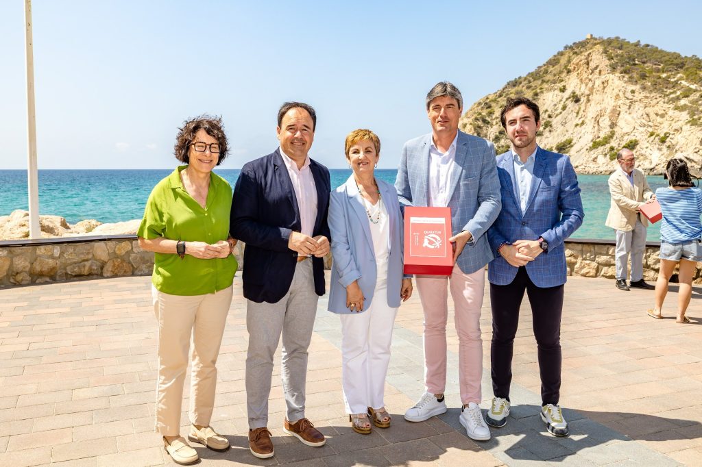 26 playas de la Marina Baixa reciben la bandera Qualitur 2