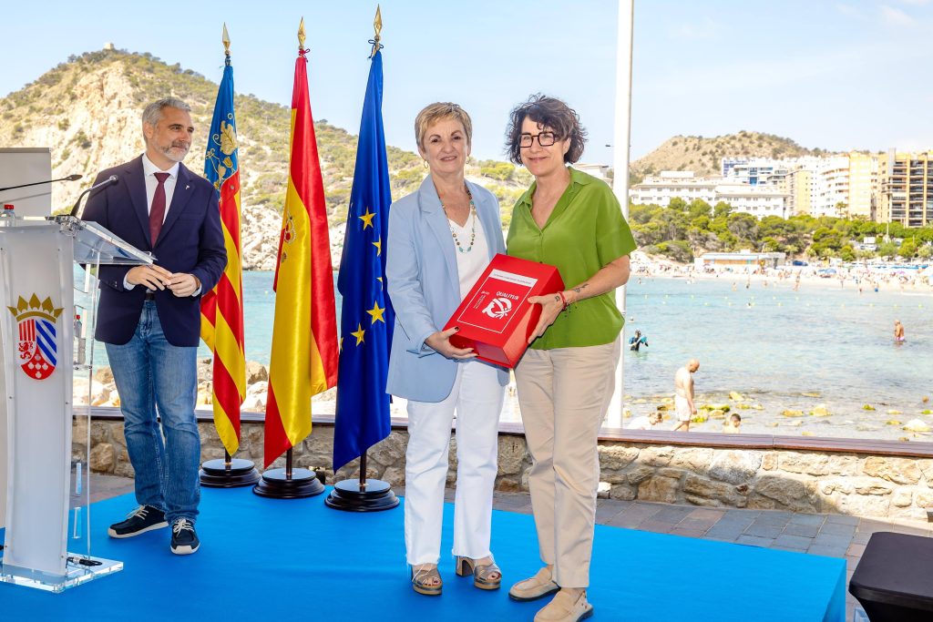 26 playas de la Marina Baixa reciben la bandera Qualitur 3