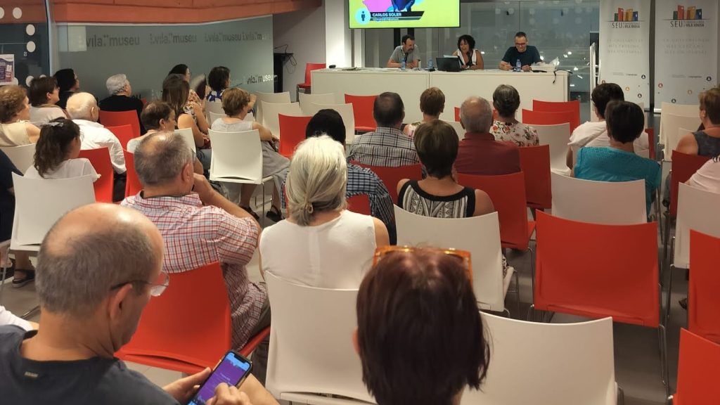 La síndic de barri Maite Sánchez se reúne con vecinos de la Vila 0