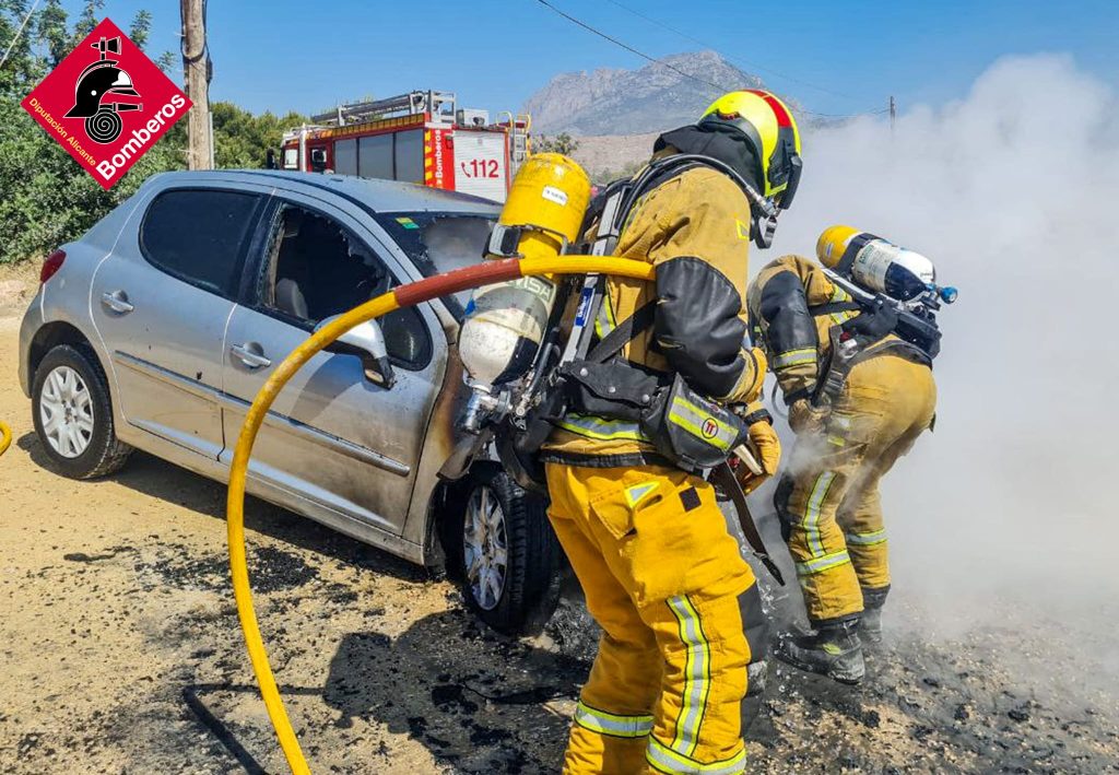 Bomberos incendio coche