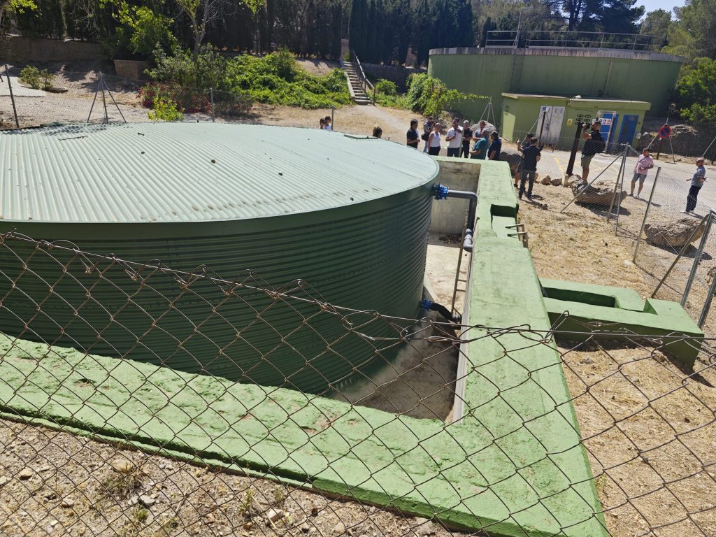 Renovación del depósito en la Font de Molí y del que ocupa la antigua piscina municipal. 1