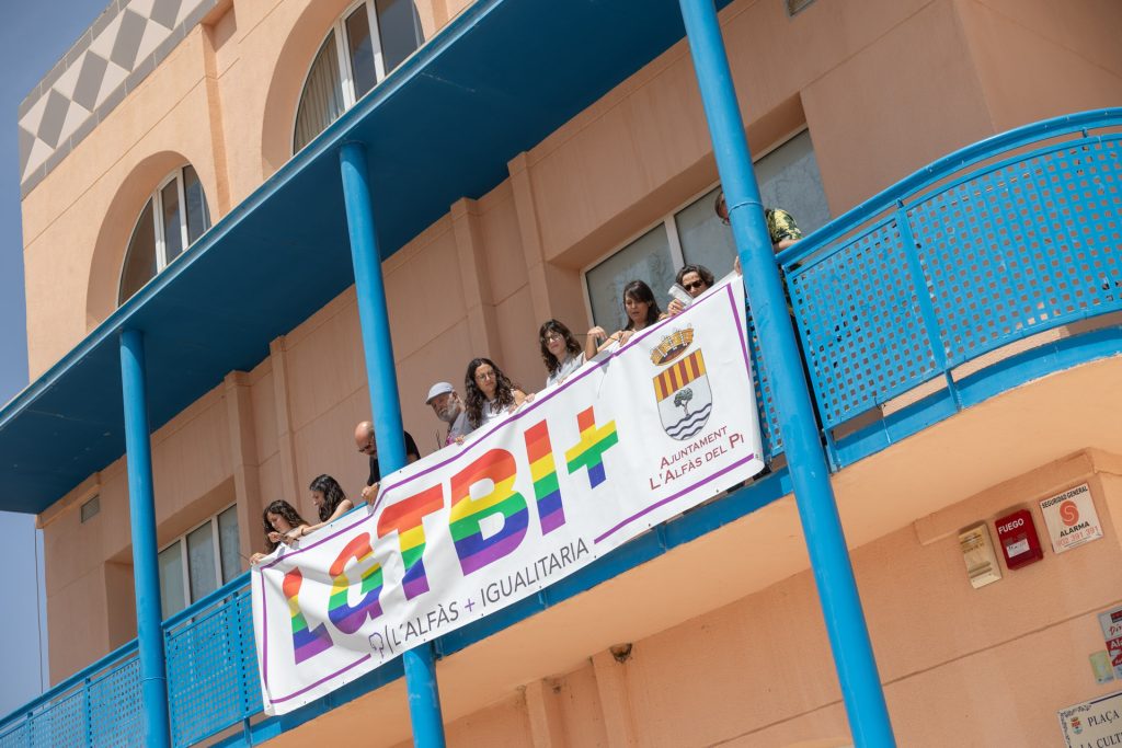 El Ayuntamiento de l’Alfàs del Pi se suma a la celebración del Orgullo con la colocación de la bandera LGTBIQ+ 0