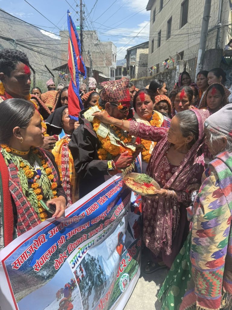 Akkal Bahadur Bohora, residente nepalí de l’Alfàs, corona el Everest y rinde homenaje a su tierra de acogida 1