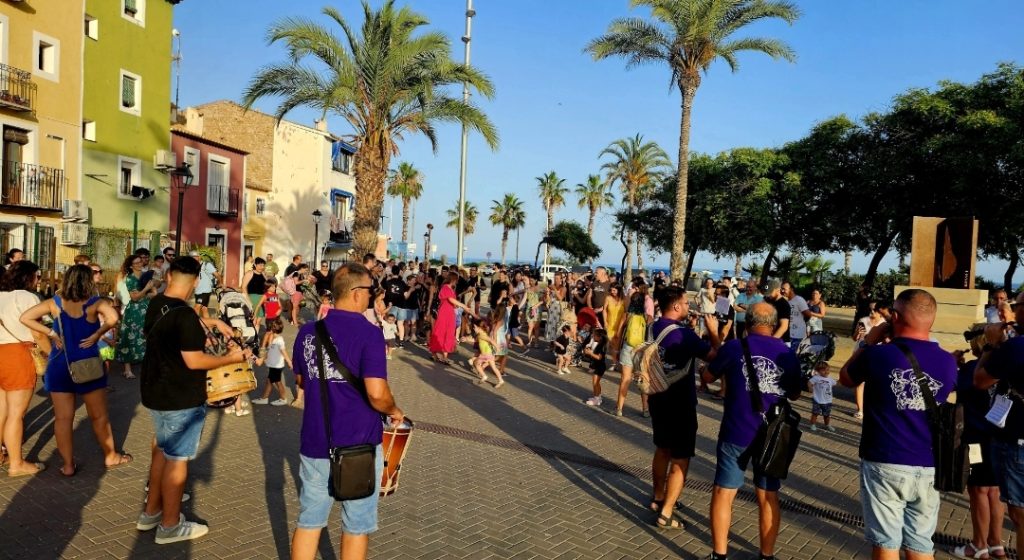 La Ronda de Fanalets y el taller de coronas de flores en la víspera de San Juan de Villajoyosa 2